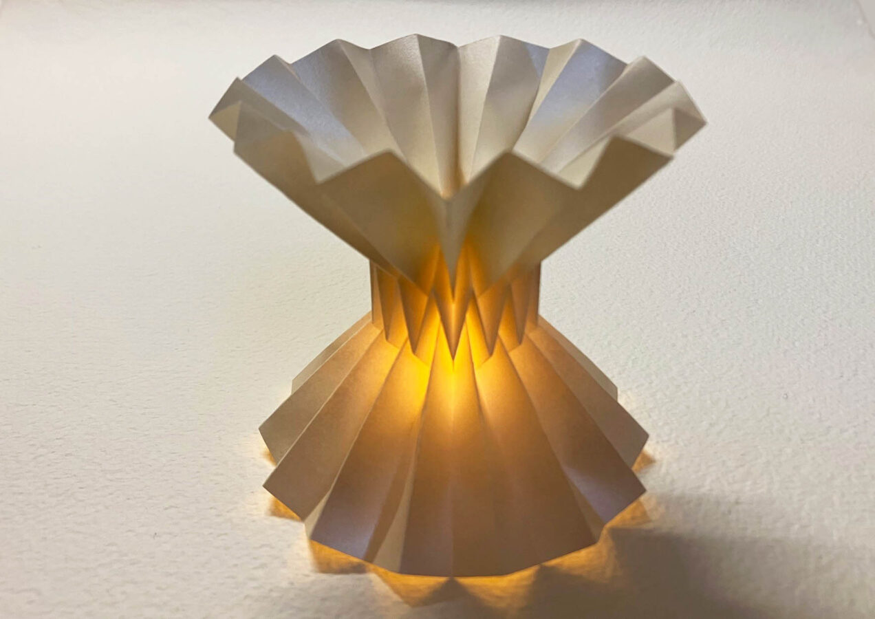 Sabato 14 Dicembre
14.30-17.30
CORSO ORIGAMI DESIGN
Forme plissettate per realizzare piccole lanterne illuminate da luci led