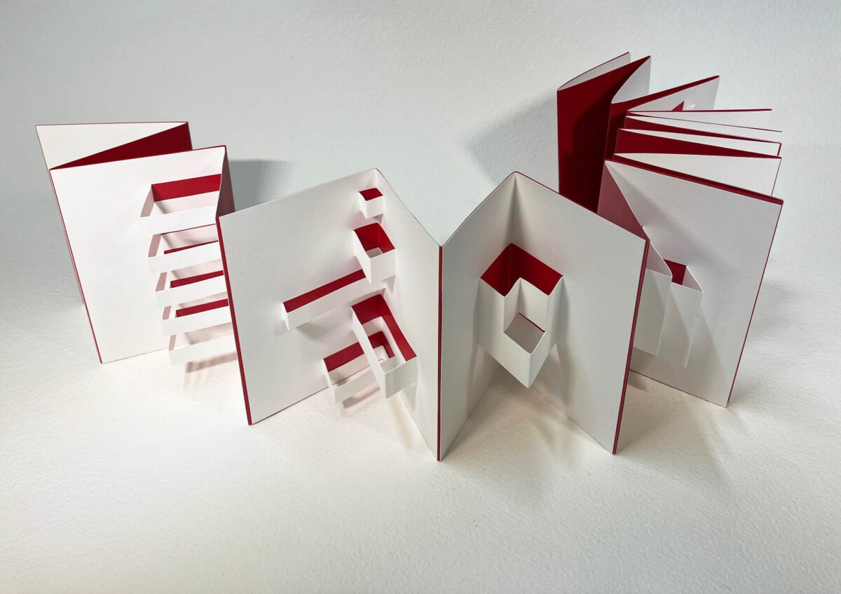 Domenica 12 Novembre 
 9.30 - 13.00 
CORSO LIBRO d'ARTISTA (base): Libri con incisioni realizzati con semplici Kirigami bianchi per ottenere effetti tridimensionali