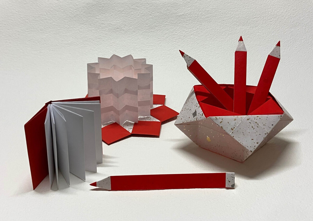 Domenica 23 Febbraio
9.30-17.30
CORSO intensivo PAPER ARTIST
Oggetti origami: biglietti, cartelle, segnaposto, vasi, centrotavola, lanterne, libri da tasca ecc.