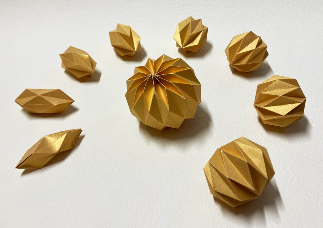 Sabato pomeriggio 20 Dicembre o Lunedì sera 22 Dicembre - CORSO origami DESIGN - La plissettatura a reticolo continuo per forme tonde, palline, elementi figurativi