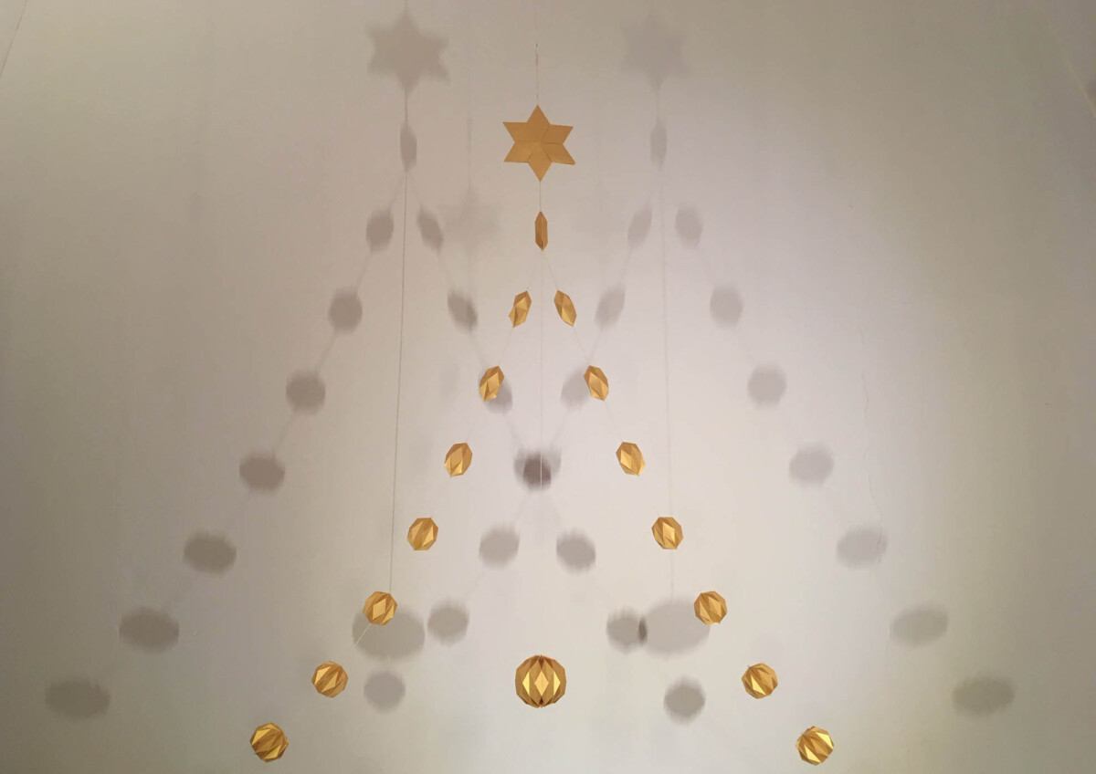 Sabato 21 Dicembre
14.30-17.30
CORSO ORIGAMI DESIGN
Installazione di Natale con palline plissettate sospese