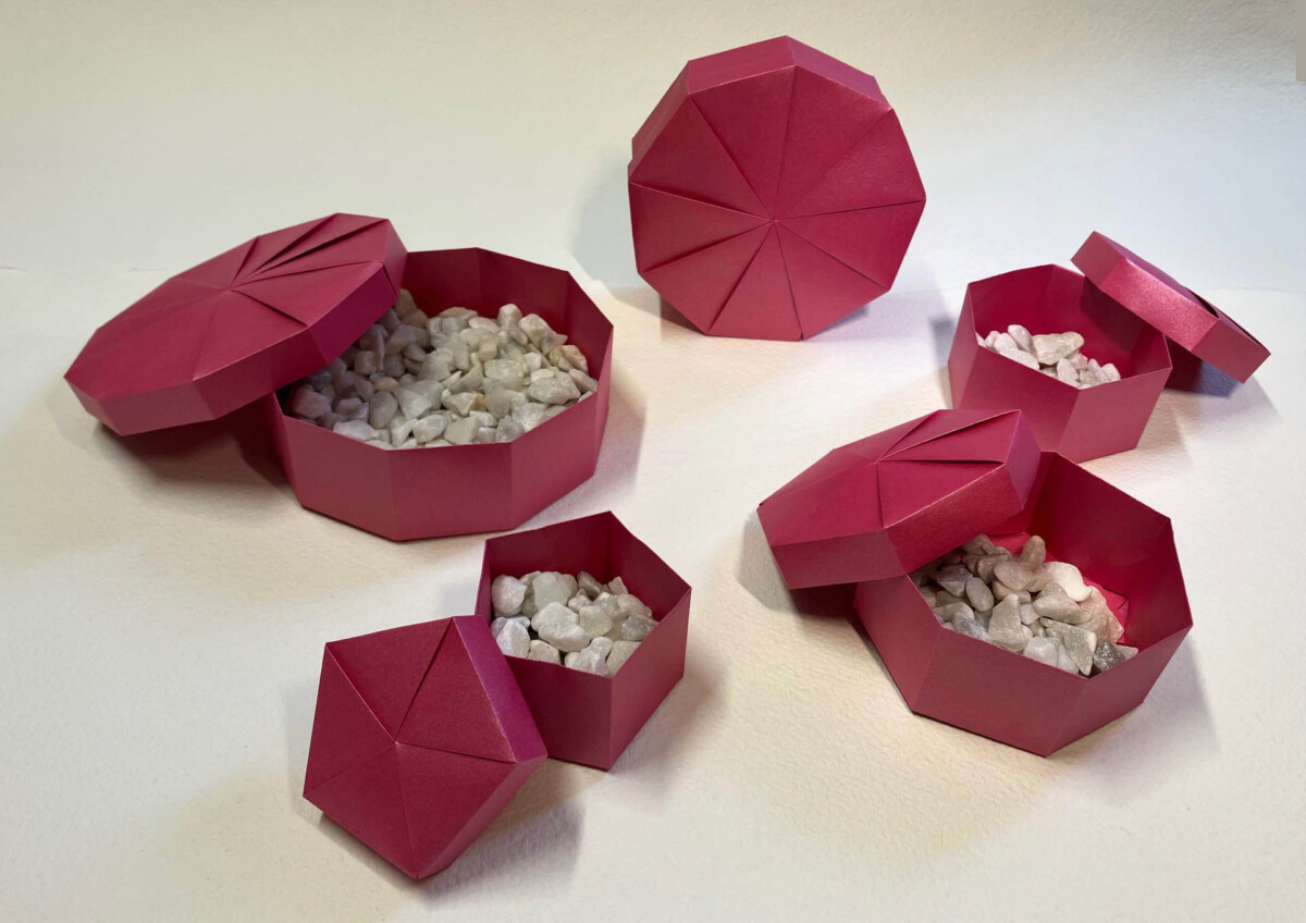 Sabato pomeriggio 22 Novembre o Lunedì sera 24 Novembre - CORSO origami DESIGN - Scatole e coperchi di forma poligonale ottenute da strisce di carte particolari 