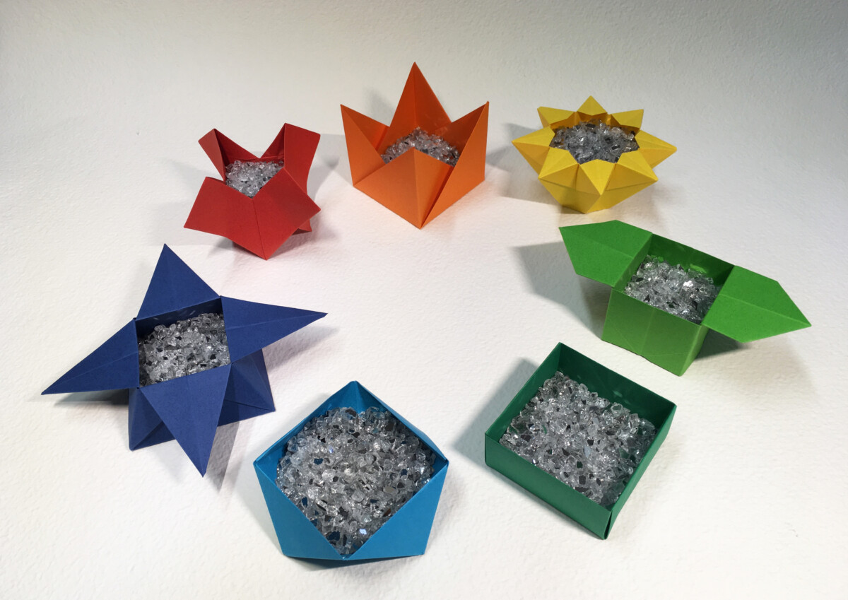 Sabato 5 Ottobre
 9.30-12.30
CORSO PAPER ARTIST
Breve storia dell'origami e piegatura di alcune scatole della tradizione giapponese