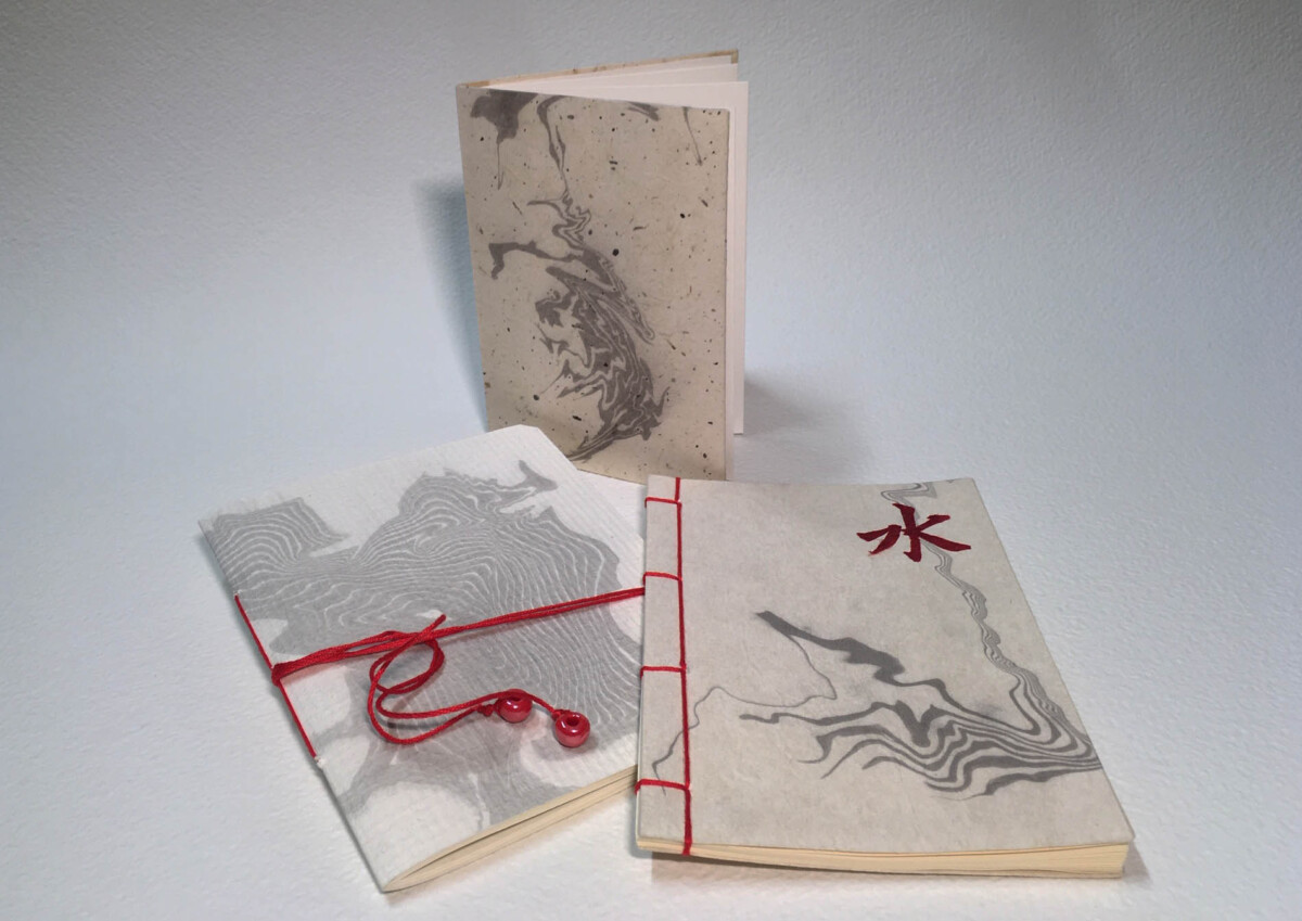 Domenica 9 Febbraio
 9.30-17.30
SUMINAGASHI APPLICATO alla fabbricazione di semplici libri in stile orientali rilegati con copertine a disegni suminagashi