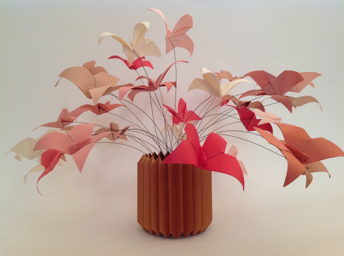 Sabato 17 Maggio
9.30-12.30
CORSO PAPER ARTIST
Installazione da tavolo con farfalle montate su steli di metallo e basamento plissettato 