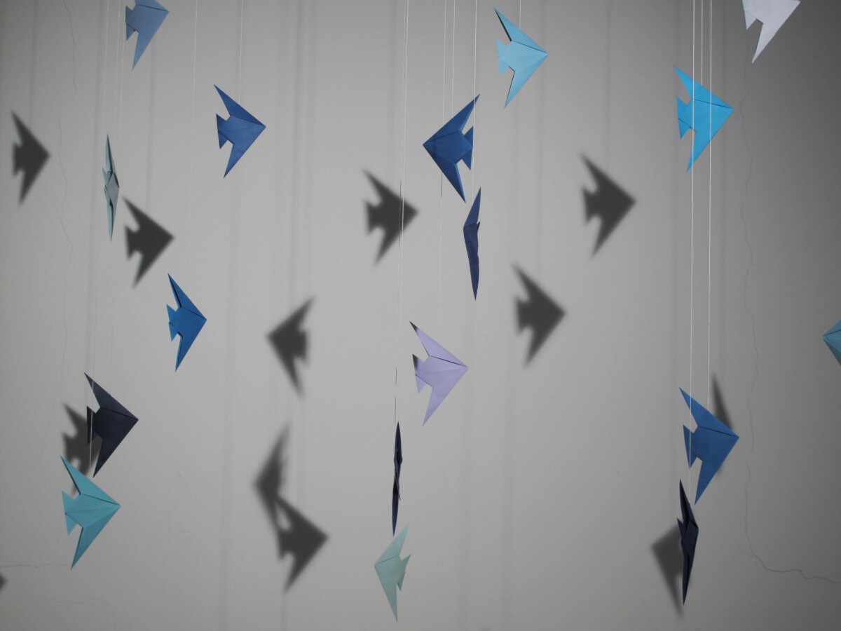 Sabato 5 Aprile
9.30-12.30
CORSO PAPER ARTIST
Installazione sospesa da parete tematica con origami vari e carte di colore coordinato